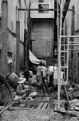 Building site, Can Tho, Vietnam by Claire Backhouse Rechte des Nachbarn bei Grenzarbeiten an seinen Gebäuden