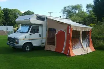 Unzulässigkeit ortsfester Vorbauten an einem Wohnwagen auf einem Campingplatz