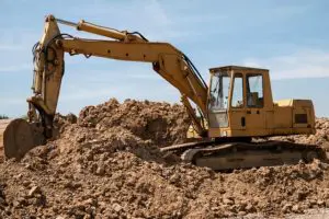 Wer ein Haus bauen will, sollte sich as Grundstück genauer anschauen. Stellt sich heraus, dass dieses etwa mit Chemikalien oder anderen Altlasten verseucht ist, so muss es vom neuen Eigentümer sanieren lassen. Eine oft kostspielige Angelegenheit.