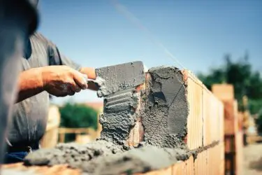 Errichtung einer Mauer an einer Grundstücksgrenze – Unterlassunganspruch