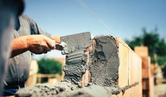 Errichtung einer Mauer an einer Grundstücksgrenze – Unterlassunganspruch