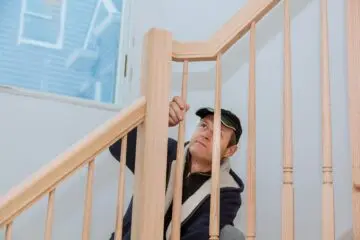 Bauvertrag: Nichteinhaltung der anerkannten Regeln der Technik beim Bau einer Holztreppe