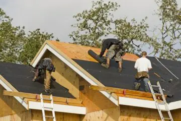 Dachdeckerarbeiten – Verantwortlichkeit für Anschlüsse zwischen Dachstuhl-, Gauben- und Dämmarbeiten