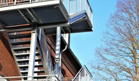 Baugenehmigung für Balkonerweiterung mit Treppe in Garten