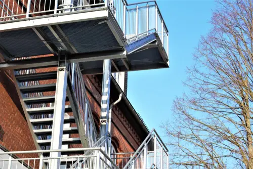 Baugenehmigung für Balkonerweiterung mit Treppe in Garten