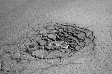 Schadenersatzanspruch aufgrund von Aufwölbungen und Aufbrüchen von Asphalt