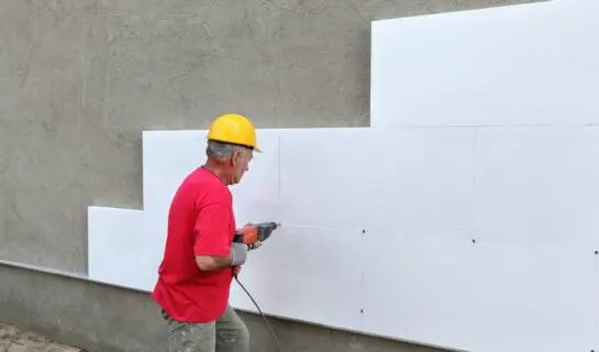 Wärmedämmverbundsystems mit Außenputz samt Anstrich – Flecken als Mangel
