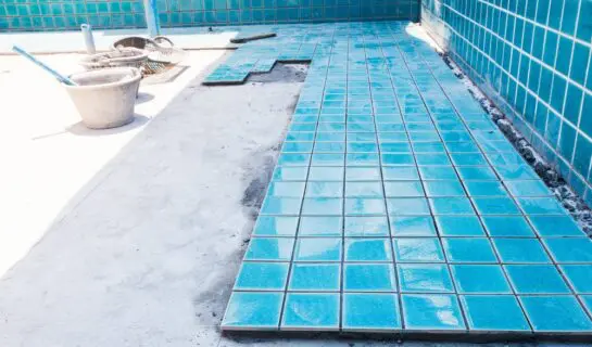 Schadenersatz wegen mangelhafter Abdichtungsarbeiten in einem Schwimmbad