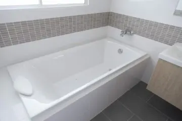 Bauträgervertrag über Eigentumswohnung – Mangelhaftigkeit von Dusche und Badewanne