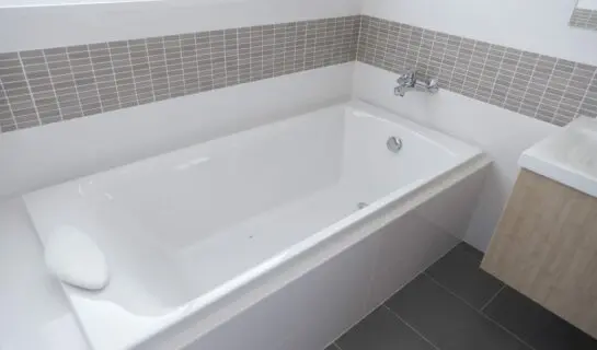 Bauträgervertrag über Eigentumswohnung – Mangelhaftigkeit von Dusche und Badewanne