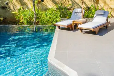 Beseitigung eines zum Nachbargrundstück angelegten Schwimmbeckens