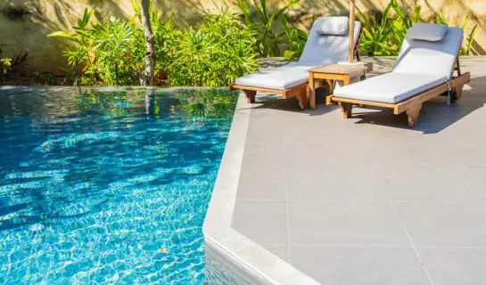 Beseitigung eines zum Nachbargrundstück angelegten Schwimmbeckens