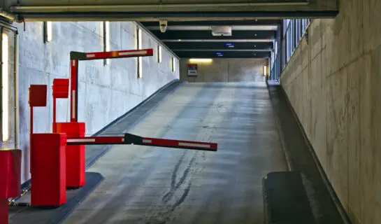 Rücksichtsnahmegebot und Zufahrt zu einer Tiefgarage