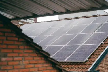 Anfechtung Baugenehmigung – Verschattung einer Photovoltaikanlage auf Nachbargebäude