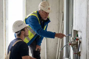 Verbot der Arbeitnehmerüberlassung im Bau: Wann Stundenlohn Verträge nichtig macht