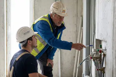 Verbot der Arbeitnehmerüberlassung im Bau: Wann Stundenlohn Verträge nichtig macht