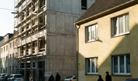 Nachbarklage gegen eine Baugenehmigung: Schattenwurf und Solarverluste