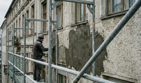 Werklohnanspruch bei einer Putzerneuerung: Wann die Dämmpflicht gilt