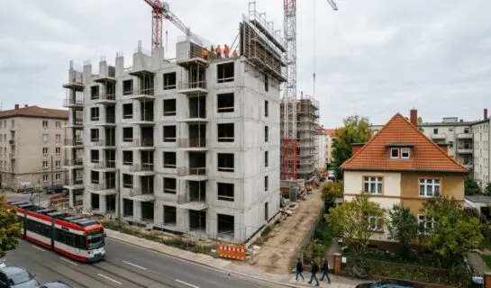Klage gegen die Baugenehmigung eines Nachbarn: Abstandsflächen und Baustopp