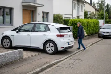 5 Meter Stellplatztiefe: Bordsteinabsenkung für E-Auto scheitert