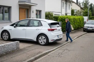 5 Meter Stellplatztiefe: Bordsteinabsenkung für E-Auto scheitert