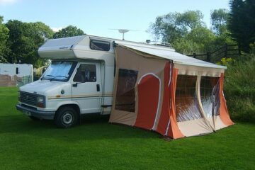 Unzulässigkeit ortsfester Vorbauten an einem Wohnwagen auf einem Campingplatz