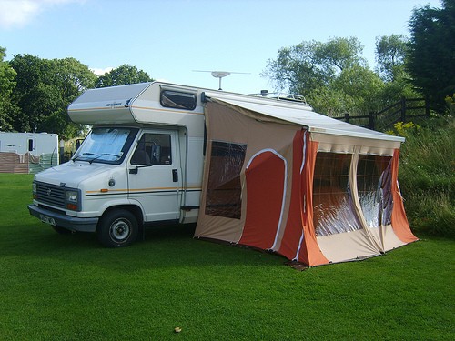 Unzulässigkeit ortsfester Vorbauten an einem Wohnwagen auf einem Campingplatz