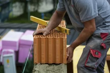 Helfer beim Hausbau – Ab wann ist es Schwarzarbeit?