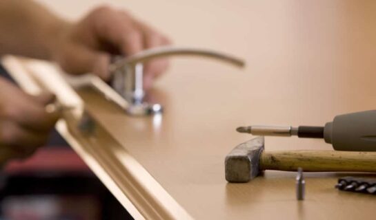 Bauvertragskündigung bei Austausch des Türschlosses und Übertragung der Arbeiten