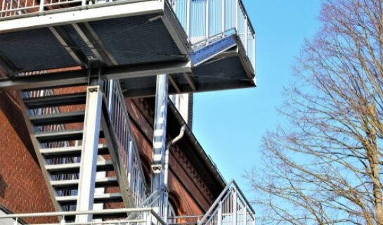 Baugenehmigung für Balkonerweiterung mit Treppe in Garten