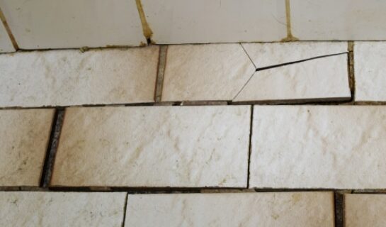 Punktuell lose Bodenfliesen – Mangelhaftigkeit der Gesamtleistung?