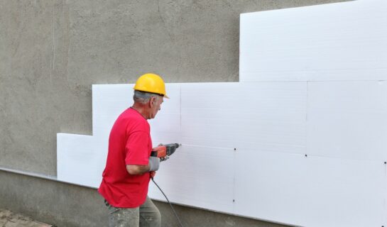 Wärmedämmverbundsystems mit Außenputz samt Anstrich – Flecken als Mangel